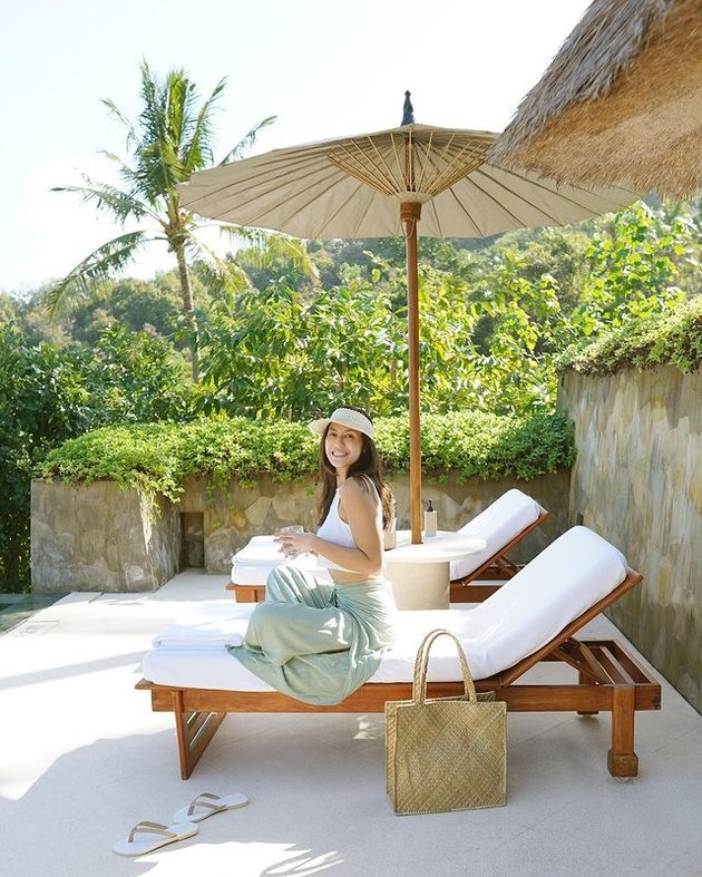 Pevita Pearce mengawali liburannya di Bali Utara. Ia menginap di sebuah resort mewah yang menghadap ke laut lepas.