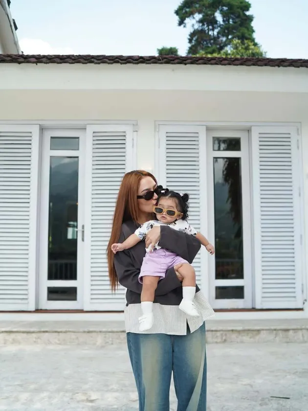 Siti Badriah bersama anaknya.