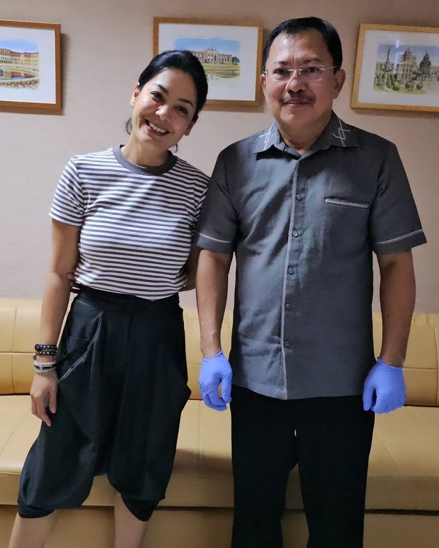 Portrait of Lulu Tobing Undergoing Immunotherapy with Doctor Terawan, Simple yet Beautiful Appearance