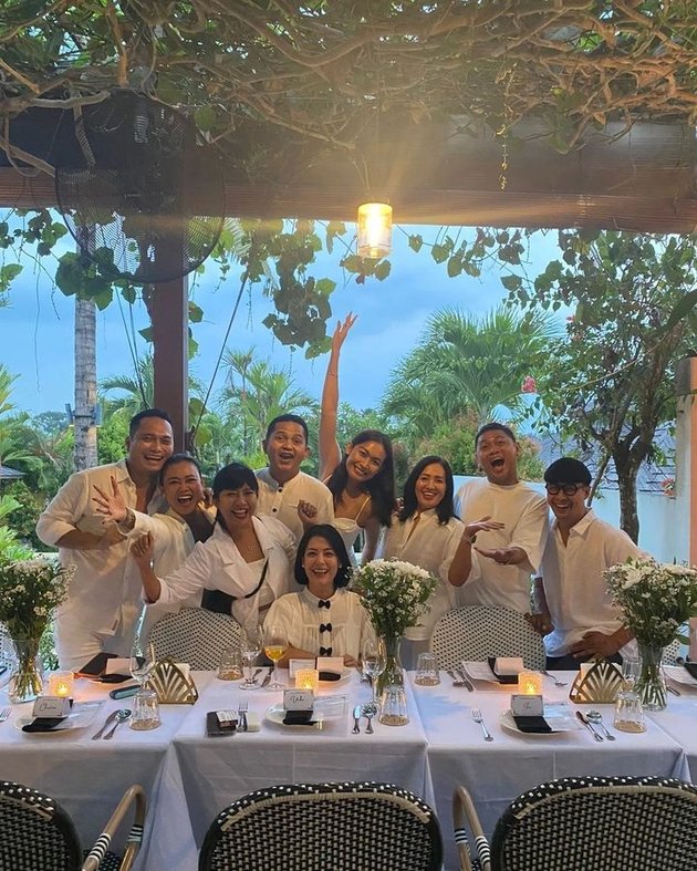 Lulu Tobing merayakan ulang tahunnya yang ke-45 bersama sahabat-sahabatnya. Mereka berpesta di sebuah resto di Bali, tempat Lulu sekarang tinggal.