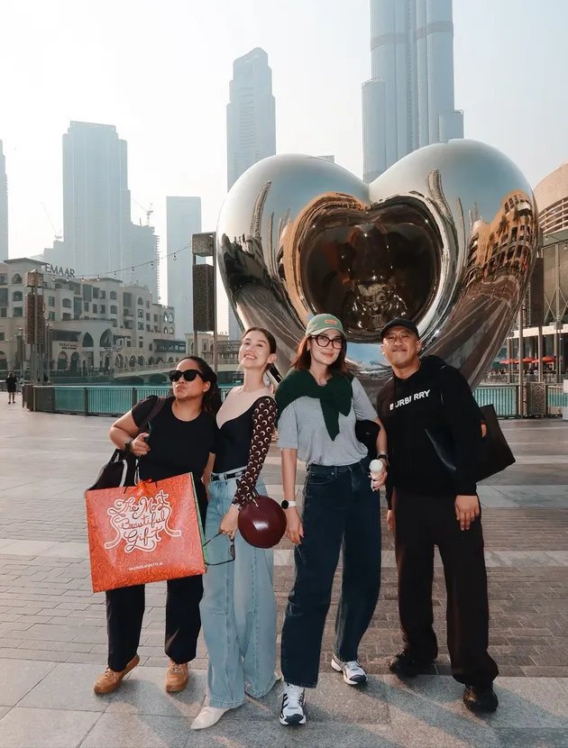 Luna Maya dan Millane Fernandez liburan bareng di Dubai