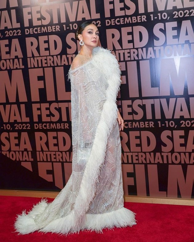 Luna Maya tampil memesona di ajang Res Sea Film yang digelar di Jeddah, Arab Saudi. Ia melenggang di red carpet dengan gaun rancangan Sebastian Gunawan.