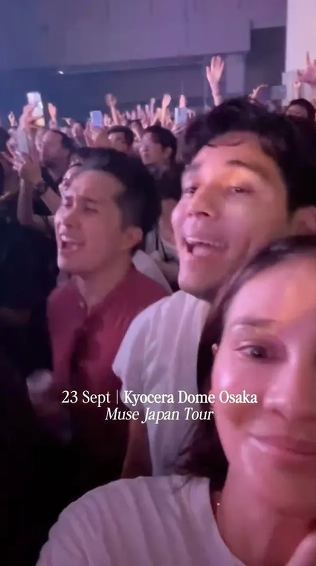Potret Luna Maya Nonton Konser MUSE di Jepang Bareng Maxime Bouttier