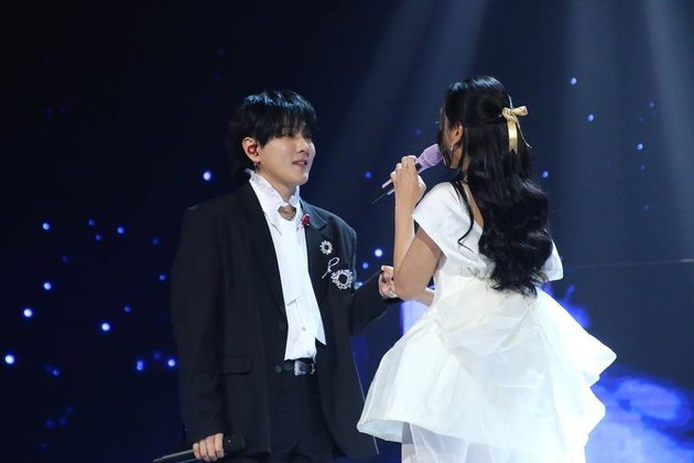 Portrait of Lyodra Ginting and DK iKON Duet While Holding Hands, Already Said Miss