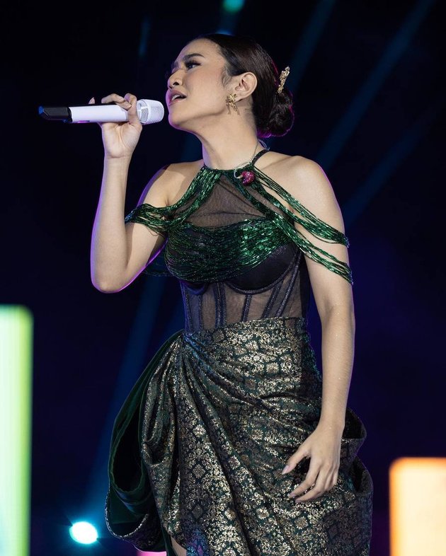 Portrait of Mahalini with a Dress Considered Too Open and Sexy, Criticized While Singing 'Indonesia Raya'