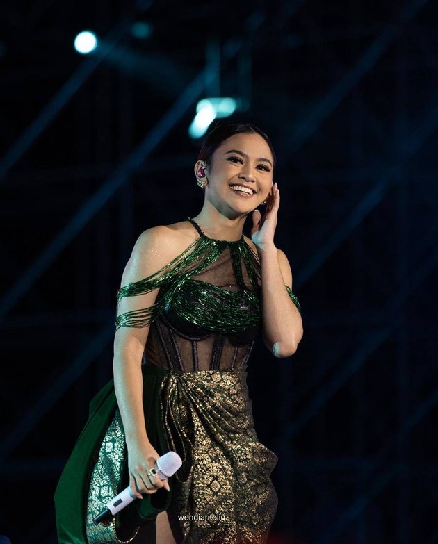 Portrait of Mahalini with a Dress Considered Too Open and Sexy, Criticized While Singing 'Indonesia Raya'