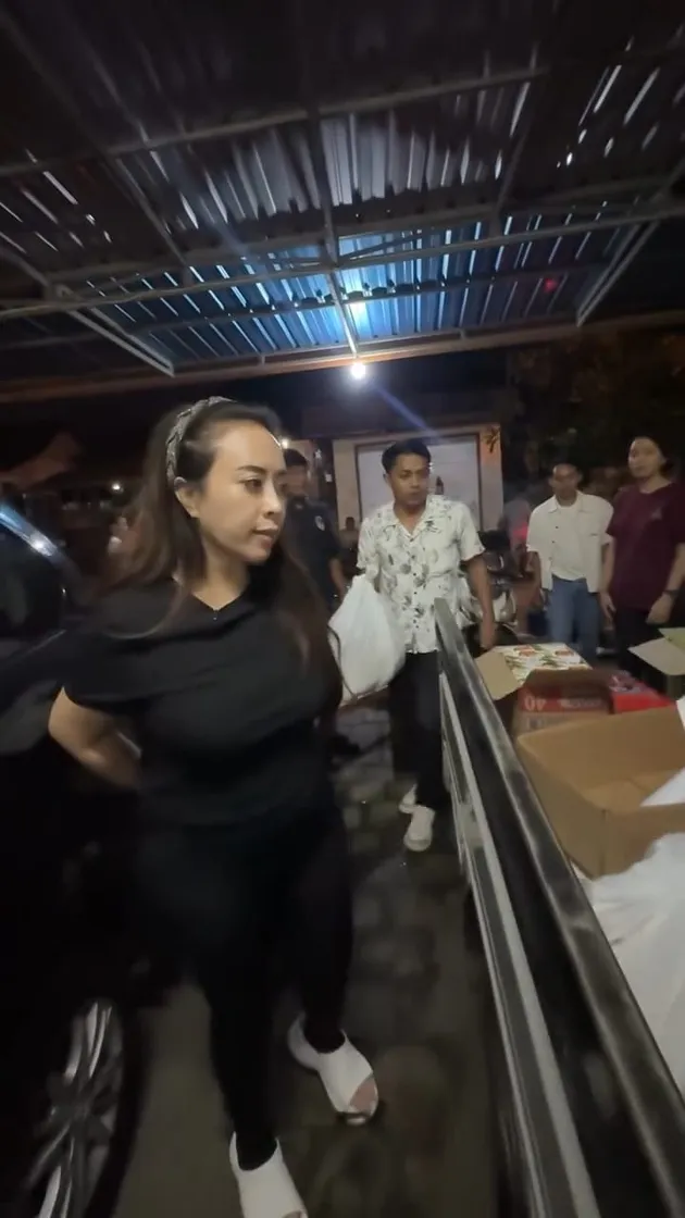 Potret Maharani Kemala Turun Beri Bantuan pada Korban Banjir Bali