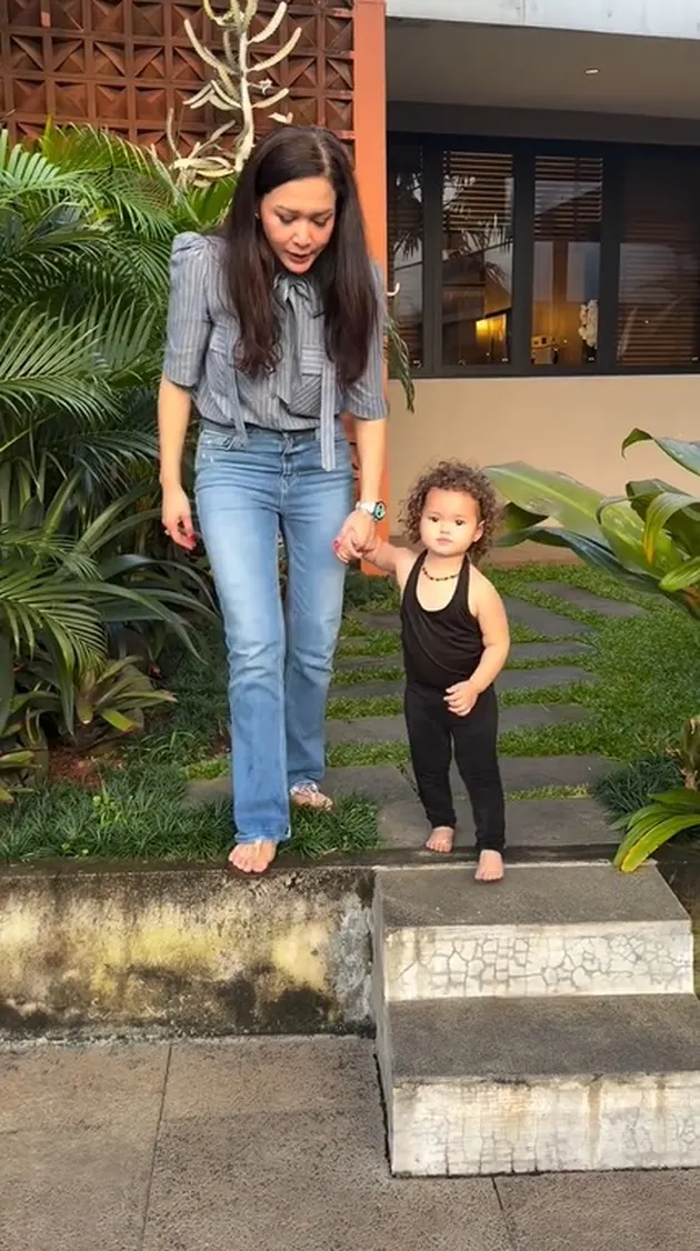 Baby Briella Berkunjung ke Rumah Maia Estianty