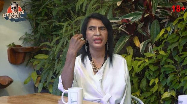 Portrait of Mama Yuli, an Achieving Transgender Leader who Claims to be Unappreciated by Billy Syahputra - Suppressing Anger for the Sake of Olga