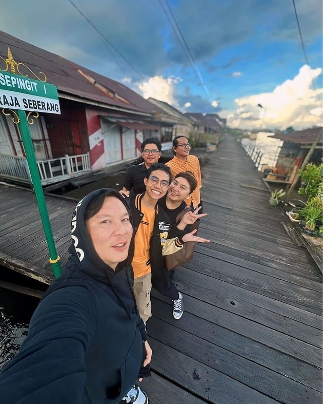 8 Sweet Photos of Eby DA's Vacation to Puncak - Riding a Boat in Pangkalan Bun
