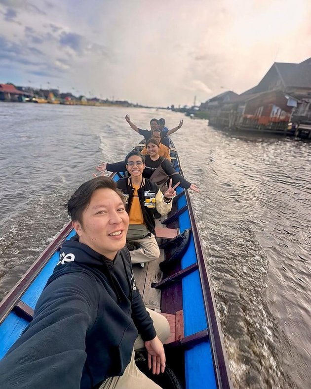 8 Sweet Photos of Eby DA's Vacation to Puncak - Riding a Boat in Pangkalan Bun