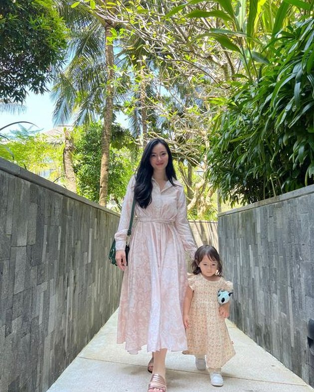 Sweet Sunday Moments of Asmirandah with Baby Chloe, Looking Beautiful and Coordinated in Flowy Dresses