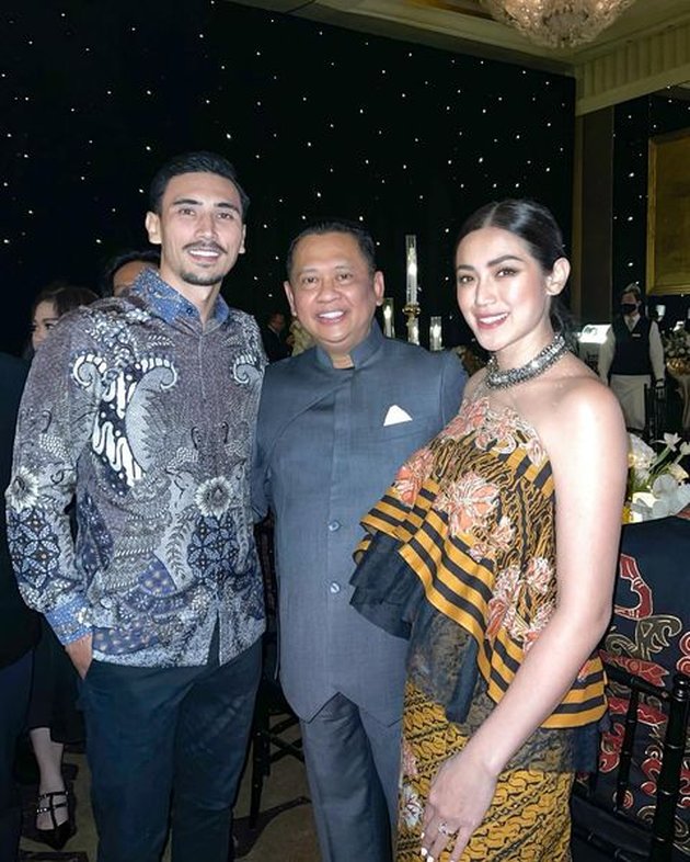 Pada hari Sabtu (10/9) malam kemarin, Jessica Iskandar dan Vincent Verhaag menghadiri acara ulang tahun Ketua MPR RI Bambang Soesatyo. Pasangan istri suami tersebut tampil begitu serasi dalam balutan busana batik.