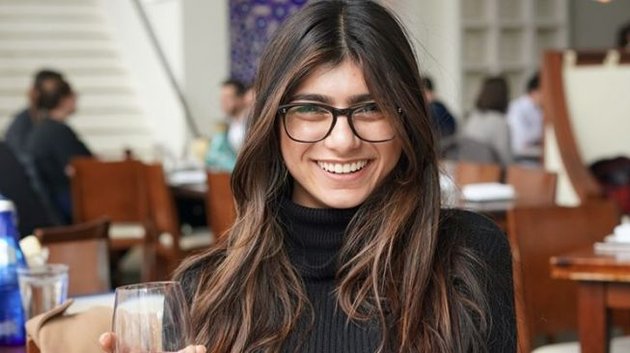 Portrait of Former Hot Film Star Mia Khalifa Along with a Series of Facts About Her, Once Received Death Threats!