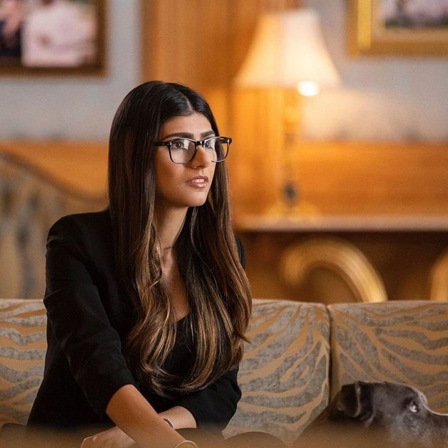 Portrait of Former Hot Film Star Mia Khalifa Along with a Series of Facts About Her, Once Received Death Threats!