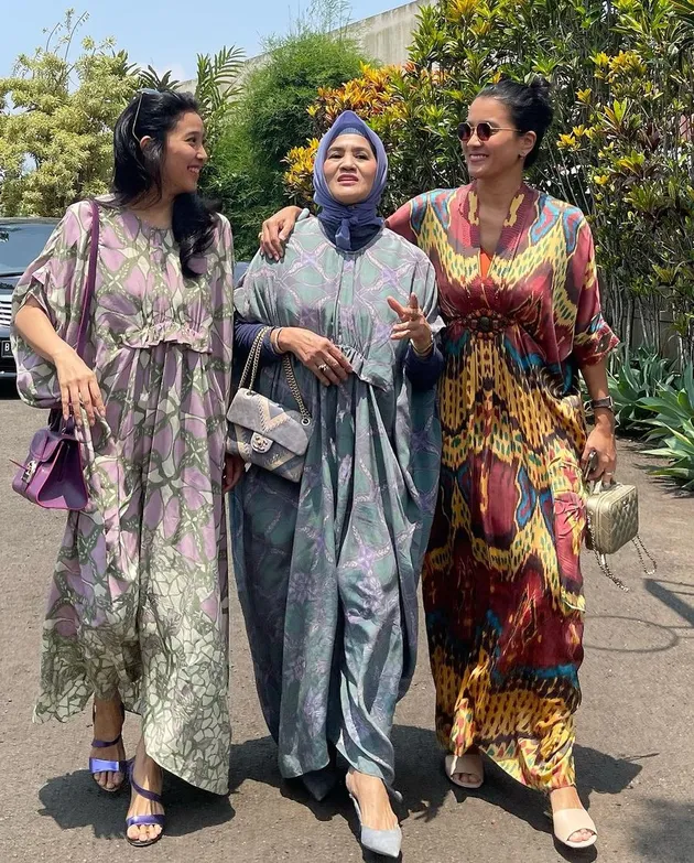 Marcella dan Olivia Zalianty Kondangan Bareng Ibu