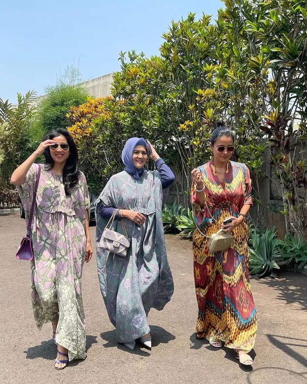 Marcella dan Olivia Zalianty Kondangan Bareng Ibu