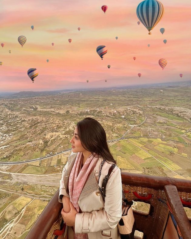 Seperti inilah potret Margin saat naik balon udara dan menikmati indahnya pemandangan di Cappadocia yang sangat tersohor.