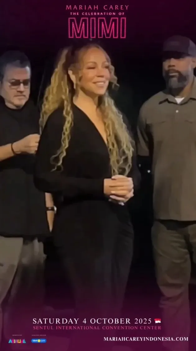 Mariah Carey tersenyum melihat odong-odong