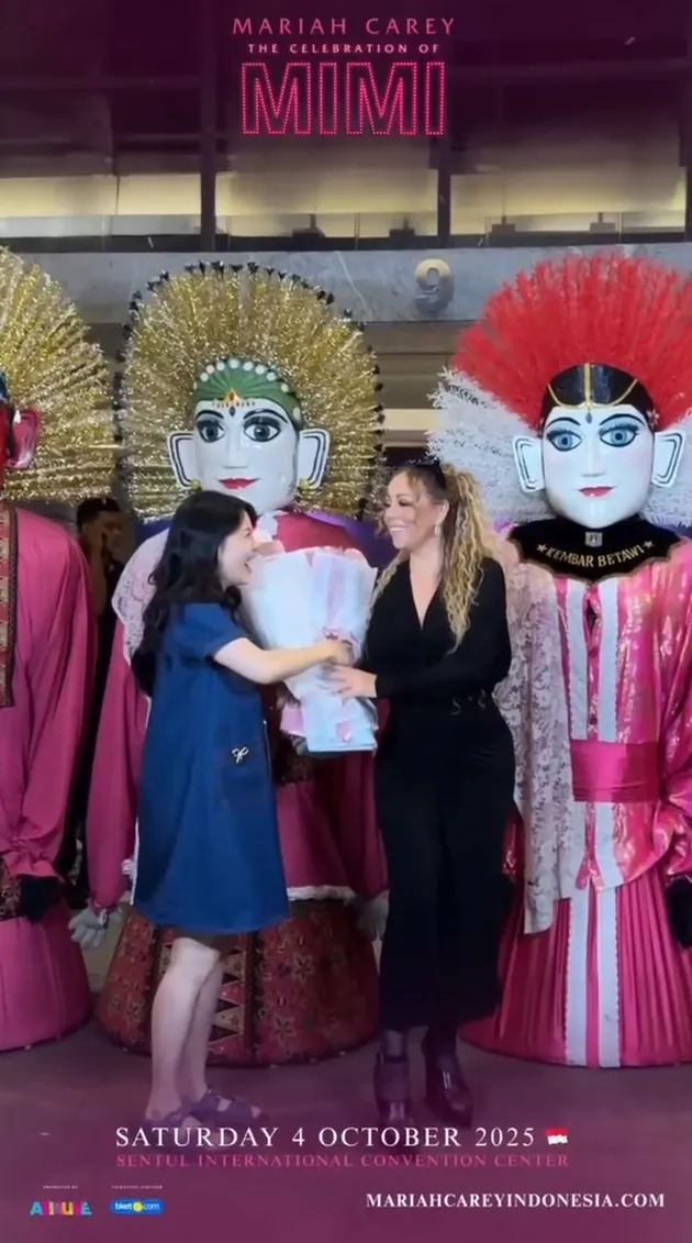 Mariah Carey dapat bunga juga