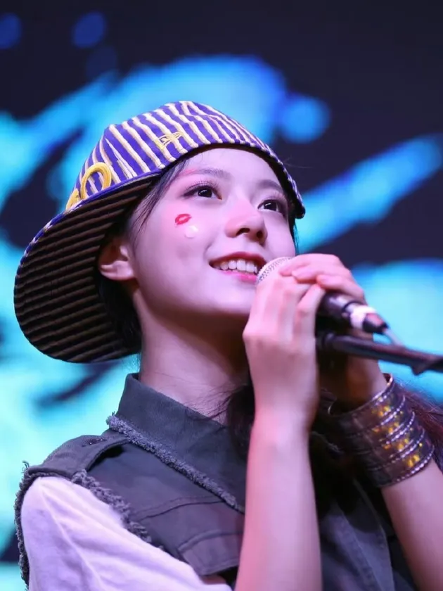 Zhao Jinmai menyanyi di atas panggung