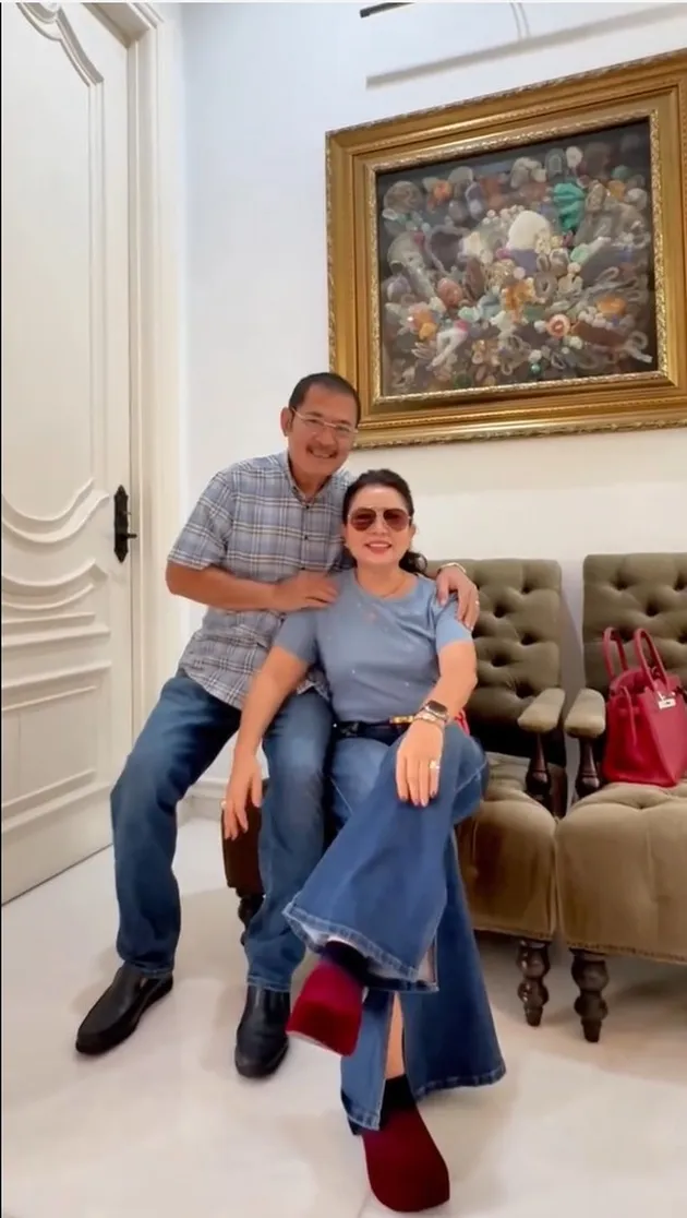 Mayangsari dan Bambang Trihatmodjo Berdua di Rumah
