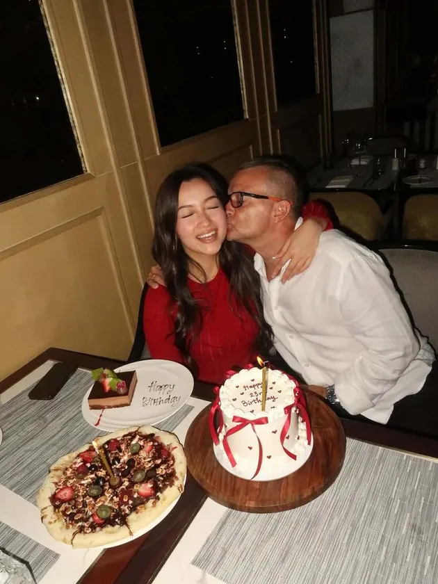Megan Domani bersama ayah