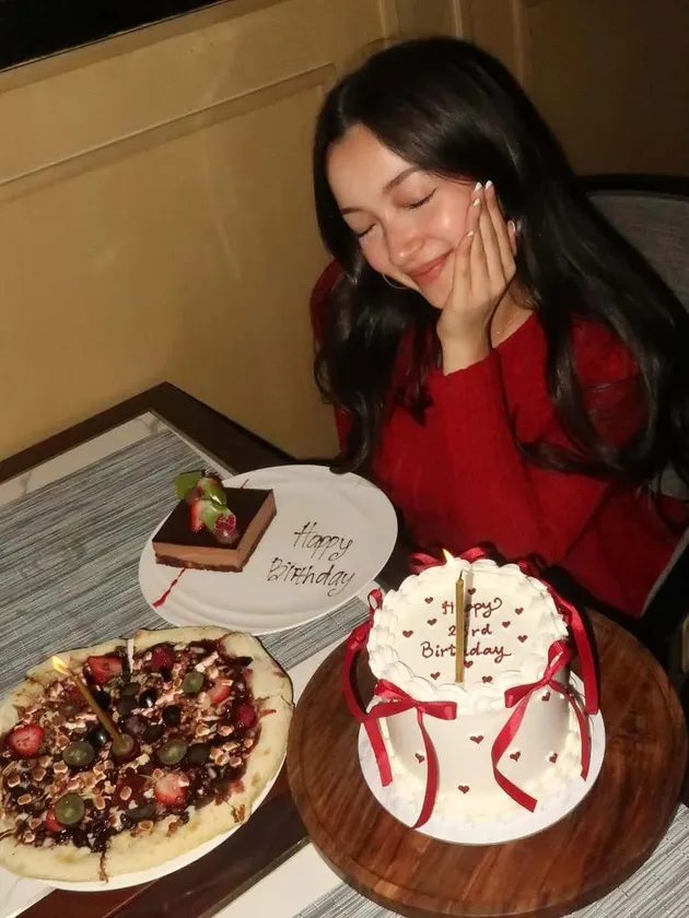 Megan Domani cantik di hari ulang tahun