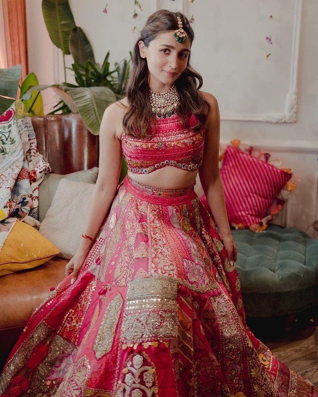 Portrait of Mehendi Before Marriage, Alia Bhatt Wears Unique Lehenga - Ranbir Kapoor Brings Photo of Late Father