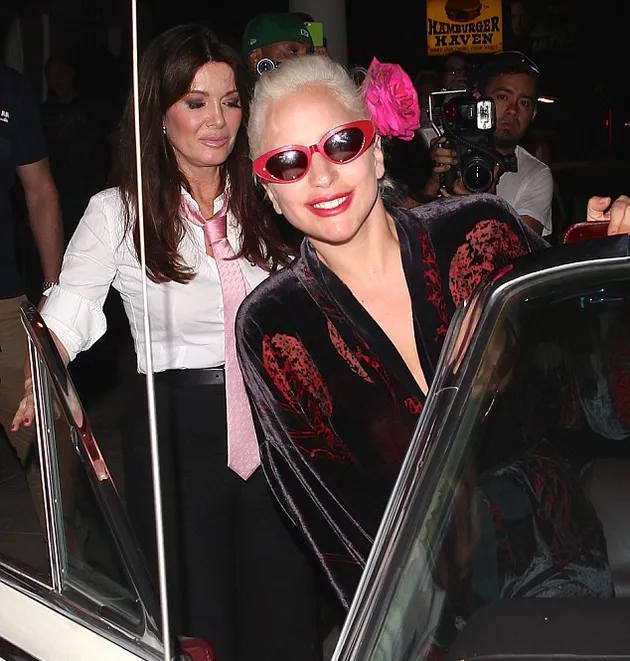 Lady Gaga Jatuh di Depan Umum