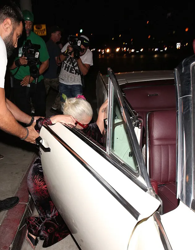 Lady Gaga Jatuh di Depan Umum