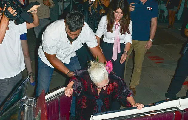 Lady Gaga Jatuh di Depan Umum
