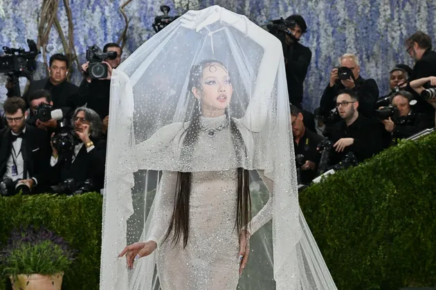 gaun unik lisa di met gala