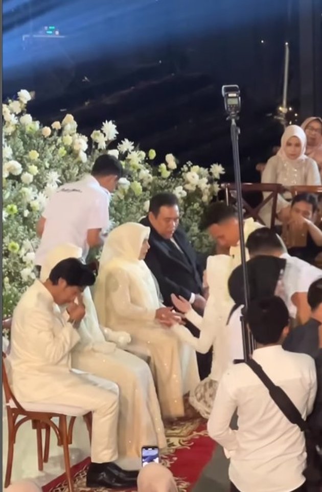 Touching Portraits of Abidzar Al Ghifari as Adiba Khanza's Wedding Guardian, Kissing His Sister's Hand and Forehead