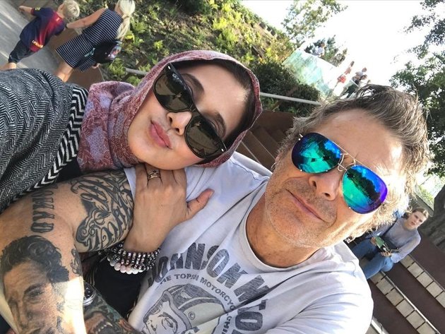 Intimate Portrait of Ayu Azhari and Mike Tramp 'White Lion', Starting from Nikah Siri - Lasting 18 Years Together
