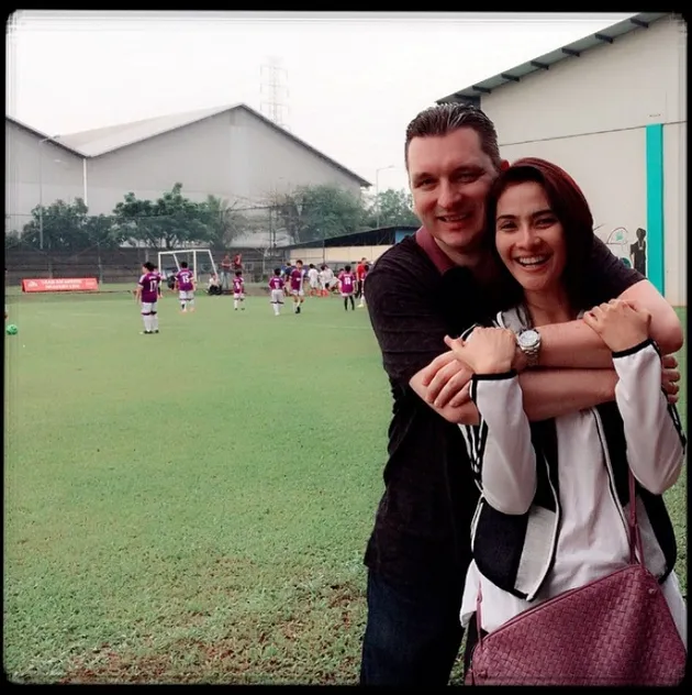CINTA MESRA MAUDY KOESNAEDI & SUAMI BULE YANG MANTAP PELUK 