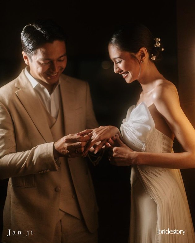 Pasangan pengantin baru Mikha Tambayong dan Deva Mahenra kembali mencuri perhatian netizen. Kali ini, keduanya mengunggah foto usai resmi menikah untuk pertama kalinya.