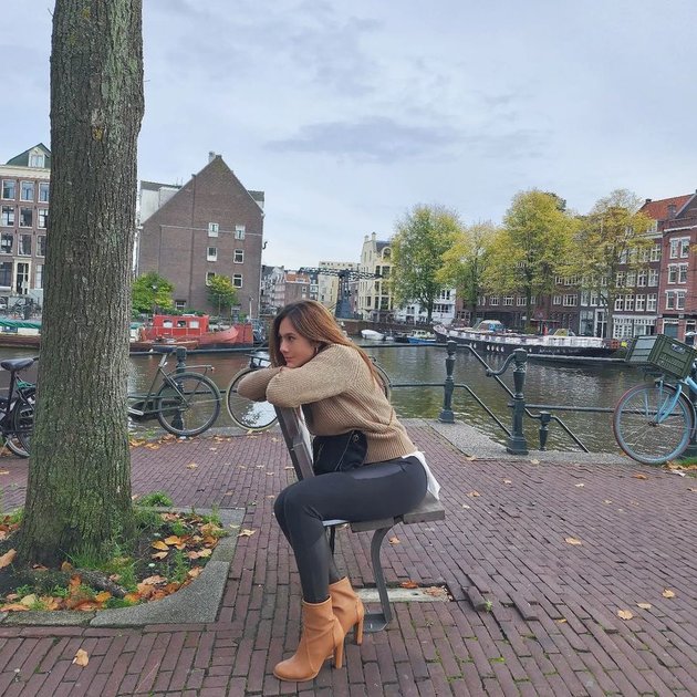 Intimate Portraits of Wulan Guritno and Sabda Ahessa on Vacation in the Netherlands to Switzerland, Enjoying the Cold Weather Together