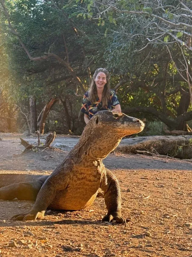 Michelle Monaghan foto bareng komodo