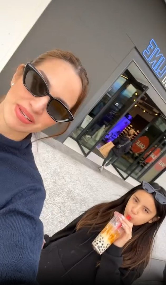 Portrait of Mikhayla Bakrie Shopping with Her Sister Until the Money Runs Out, Looking More Beautiful Like Mama Nia Ramadhani