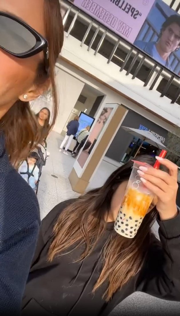 Portrait of Mikhayla Bakrie Shopping with Her Sister Until the Money Runs Out, Looking More Beautiful Like Mama Nia Ramadhani