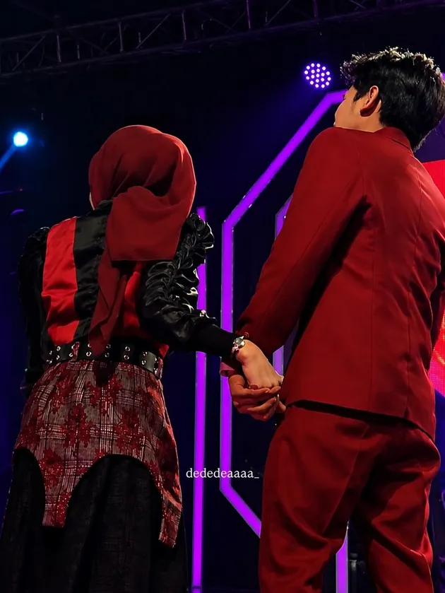 Mila dan Valen DA7 tampil serasi.