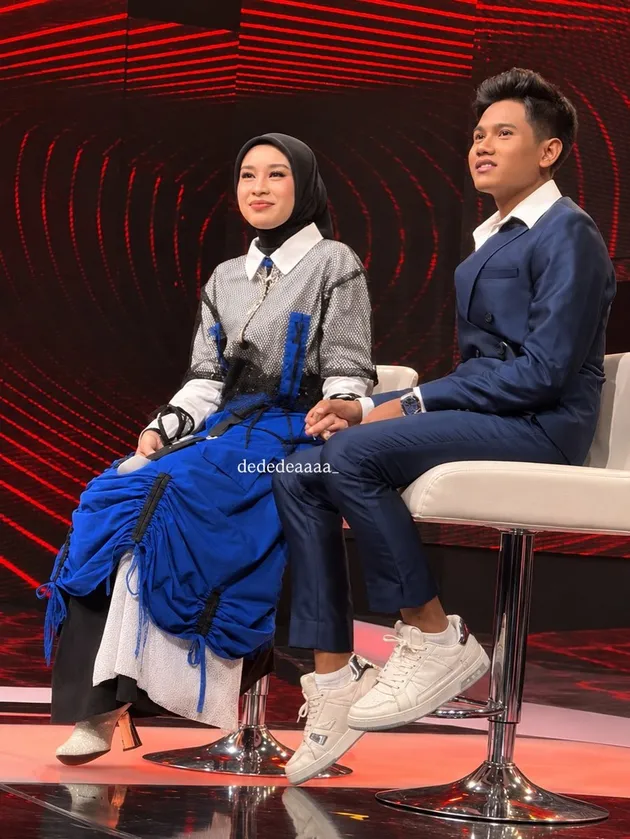 Mila dan Valen DA7 pakai busana senada.
