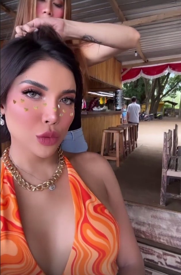 Portrait of Millen Cyrus in a Two Piece Bikini on Vacation in Lombok, Making Netizens Distracted