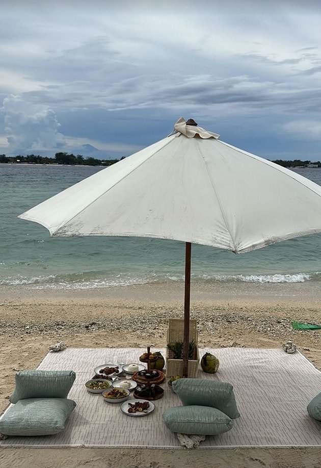 Portrait of Millen Cyrus in a Two Piece Bikini on Vacation in Lombok, Making Netizens Distracted