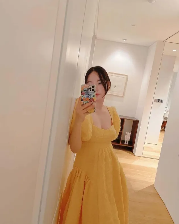 Min Hyo Rin Pakai Gaun Kuning