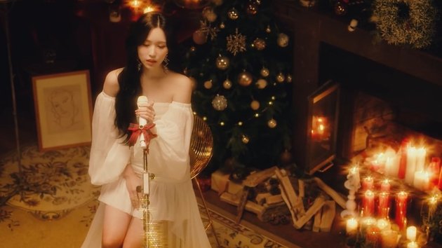 Portrait of Mina TWICE in Sia's 'Snowman' Cover Project, Showcasing a Sparkling Christmas Vibe!
