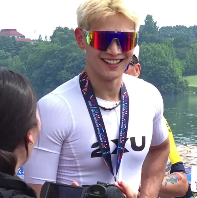 Potret Minho SHINee Finish di Ajang Triathlon