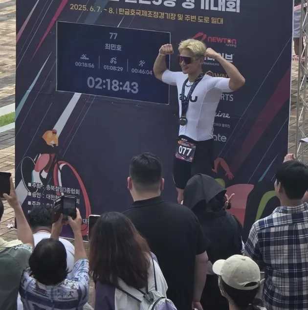 Potret Minho SHINee Finish di Ajang Triathlon