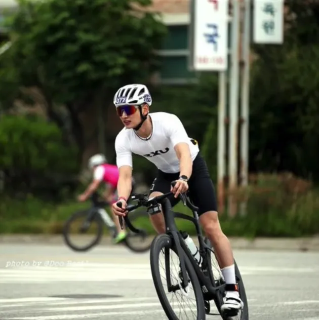 Potret Minho SHINee Finish di Ajang Triathlon